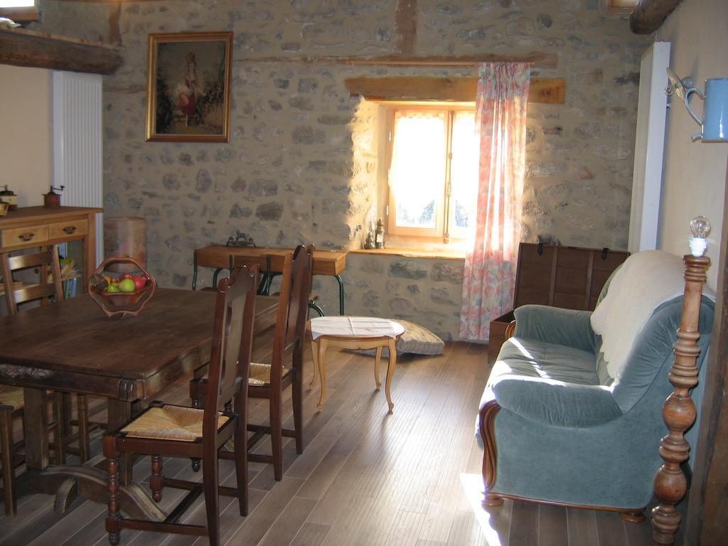 La Ferme Des Genets Bed & Breakfast Medeyrolles Eksteriør bilde