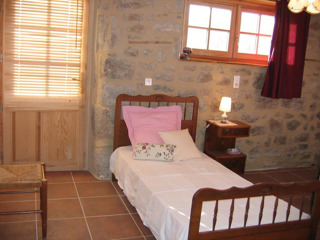 La Ferme Des Genets Bed & Breakfast Medeyrolles Rom bilde
